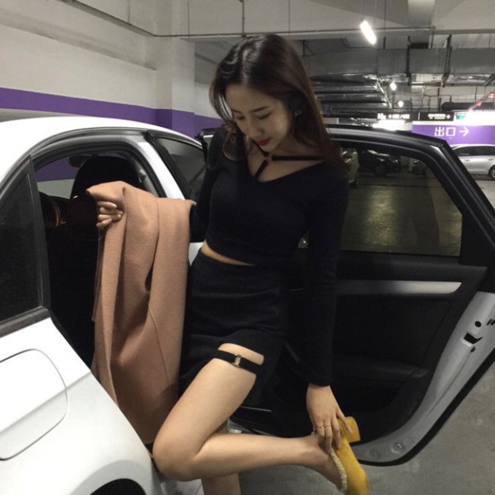 NEW Black miniskirt with built in strap